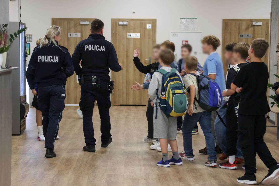 Policja znów pojawi się w szkołach! Komenda Główna zapowiada kolejne patrole od poniedziałku