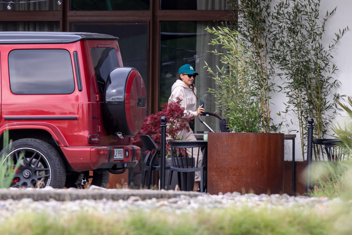 Anna Lewandowska jedzie samochodem bez zapiętych pasów