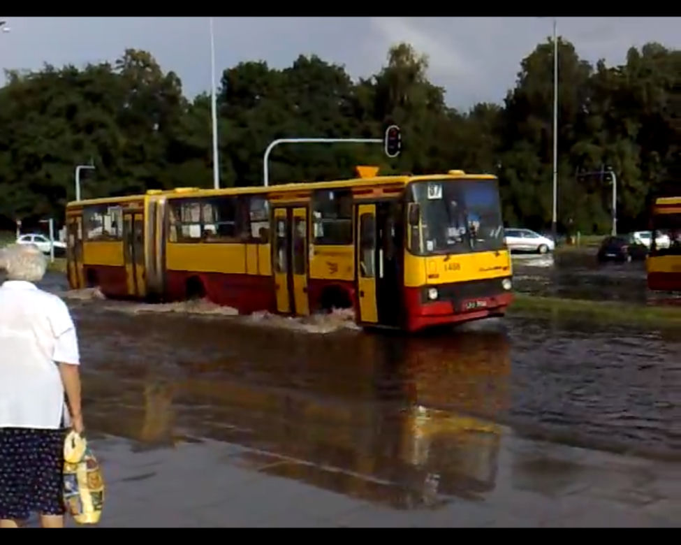 Nawałnica w ŁODZI: 30 zerwanych dachów, podtopione piwnice i garaże – efekty 20 minut burzy WIDEO