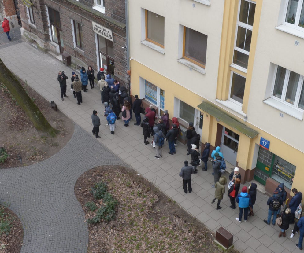 Stali trzy godziny w kolejce po pączki