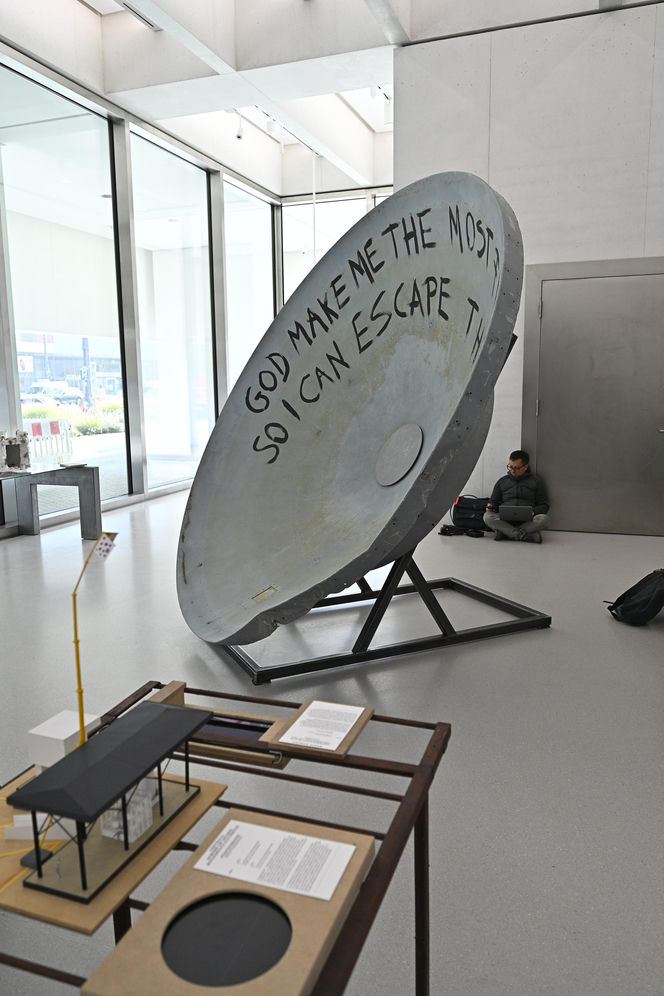 Wanny, buty i manekiny za 851 tys. zł? Ale sztuka! „To jedna z najbardziej wpływowych artystek na świecie”