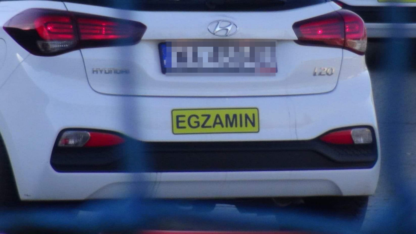 Wypadek motocyklisty podczas egzaminu na prawo jazdy. Służby interweniowały w WORD w Warszawie