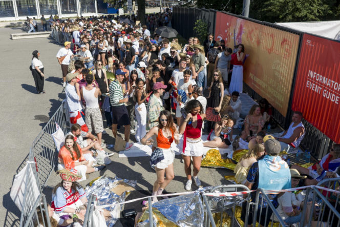 Tłumy w Warszawie! Czekają na koncert Bad Bunny'ego