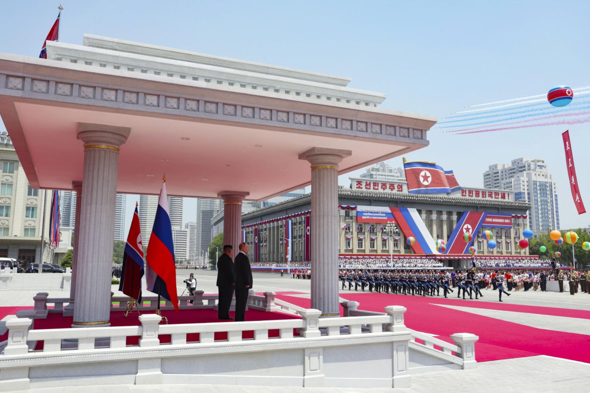 Putin w objęciach Kim Dzong Una! "Przyjacielska pogawędka"