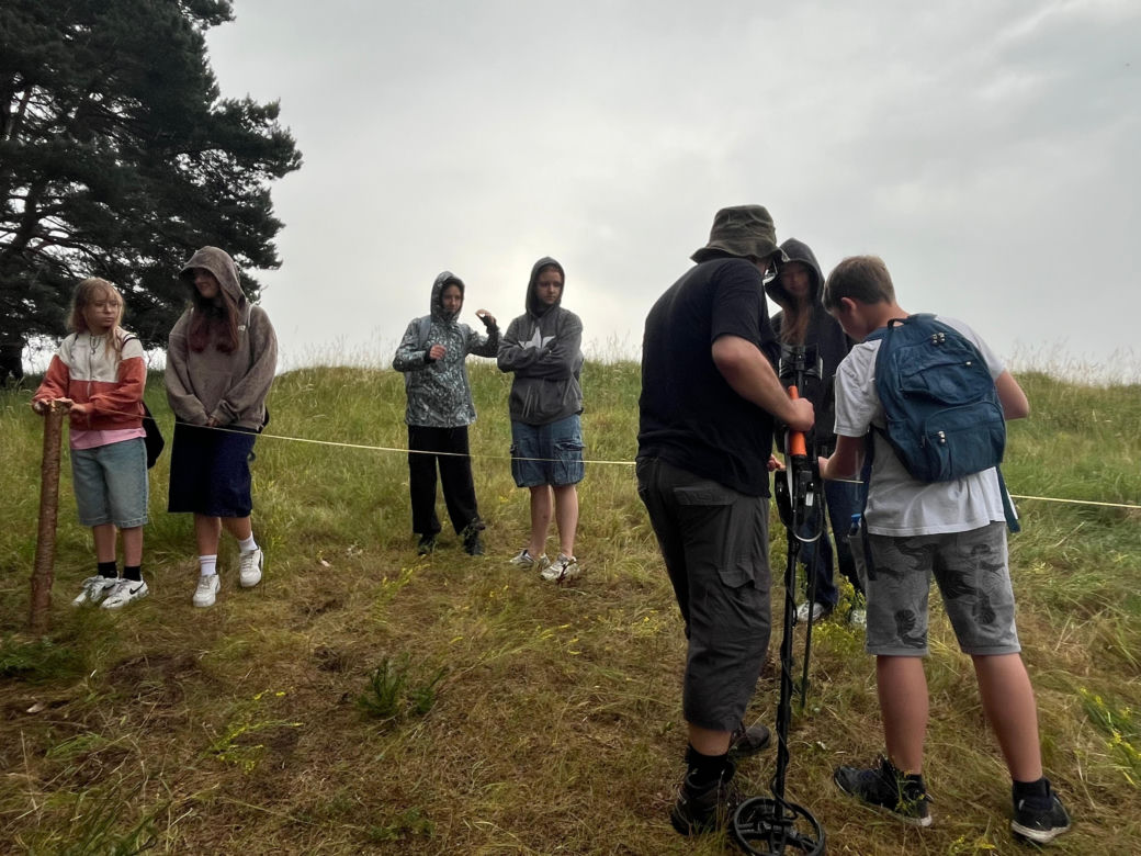 Akcja na polu, gdzie znaleziono Wampirkę z Pnia. Młodzi chodzili z detektorami, niedługo wracają tam archeolodzy