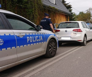 Łódź. Z włączonym silnikiem i BEZ PRAWA JAZDY. 25-latek zasnął w aucie na pasie ruchu