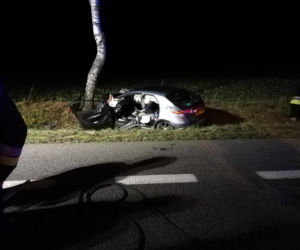 Groza na krajowej 6. Samochód ZMIAŻDŻONY na drzewie!
