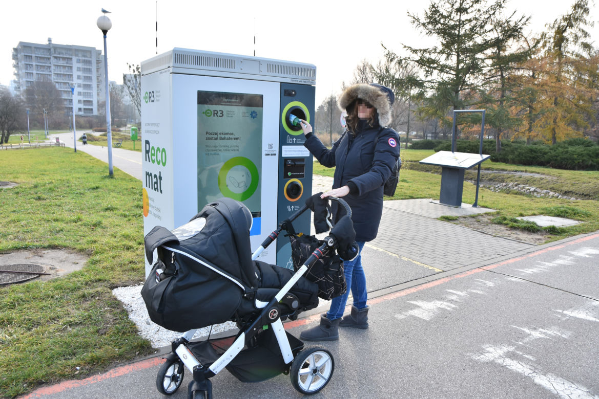 Nowe butelkomaty na Woli. „Plastik jest szkodliwy i oddawanie go do recyklingu jest kluczowe”