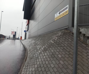 Internauci określili ten chodnik lokalną anomalią grawitacyjną. Ale czy to w ogóle jest chodnik? 