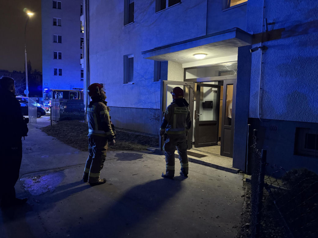 Chwile grozy na Pradze-Północ. Ojciec i dzieci trafiły do szpitala. W ich mieszkaniu wybuchł gigantyczny pożar