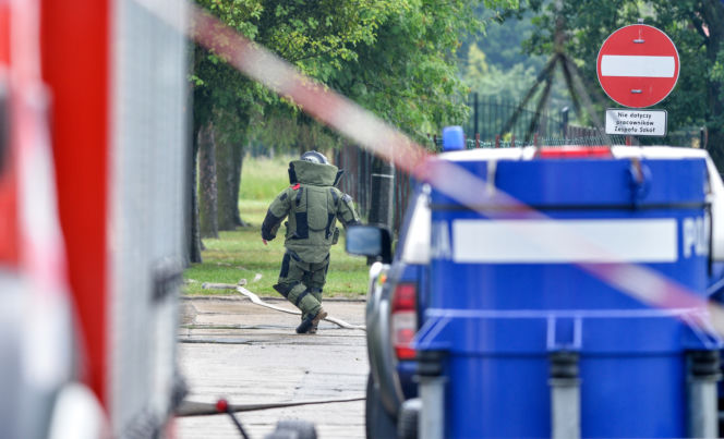 BOMBA POD SAMOCHODEM NAUCZYCIELKI.