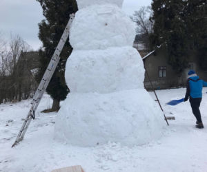 Gigantyczny bałwan stoi w Olszanie koło Nowego Sącza