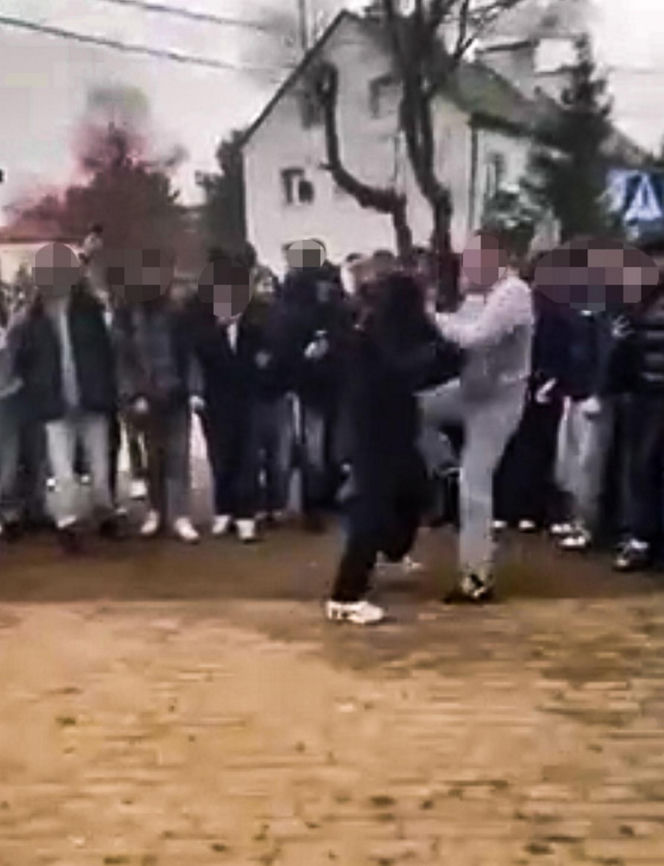 Uczniowie urządzili sobie „ustawkę” pod szkołą! Bójka na oczach tłumu. Nagrania trafiły do sieci