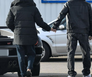 Maciej Musiał najpierw pieści auto, potem dziewczynę