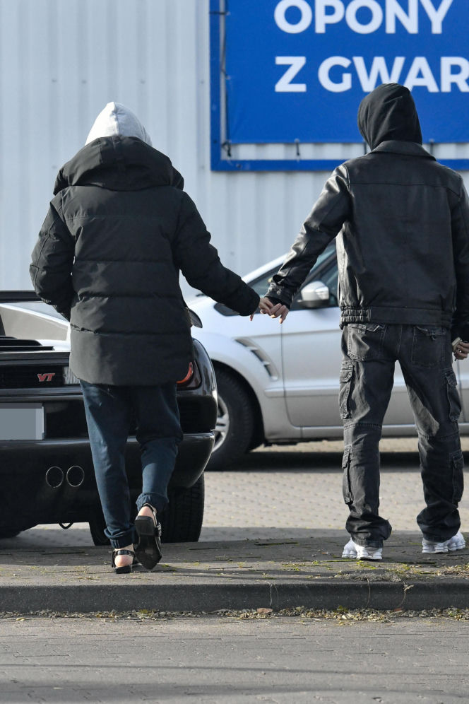 Maciej Musiał najpierw pieści auto, potem dziewczynę