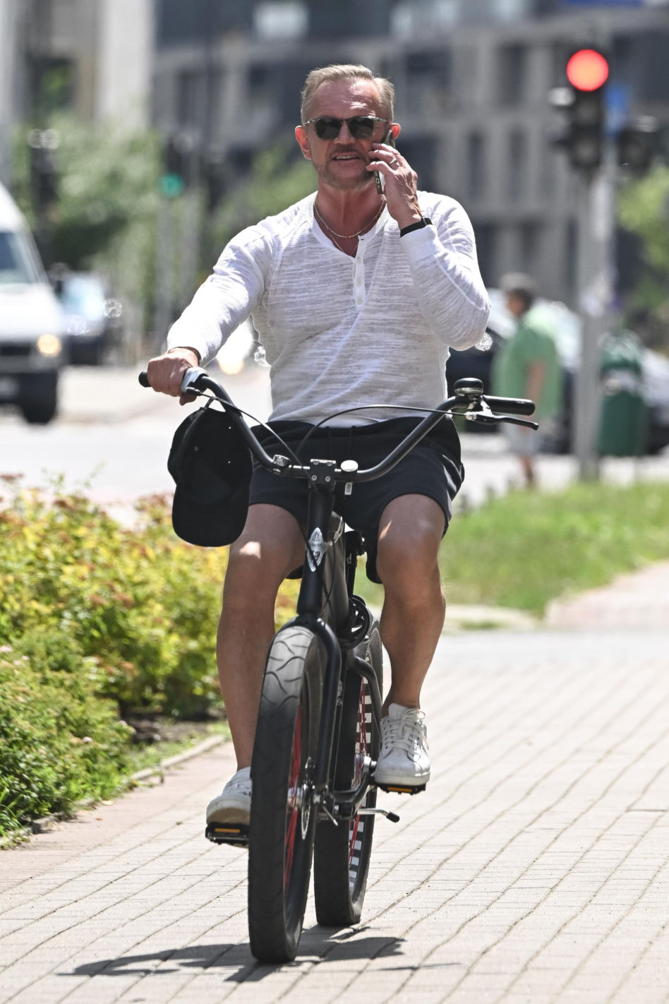 Cezary Pazura naprawia kręgosłup na rowerze