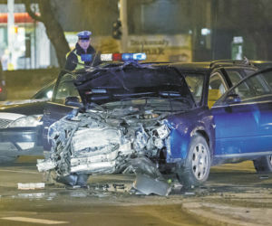 Ratując noworodka roztrzaskali się na słupie