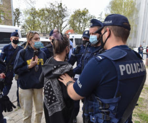 Przesłuchanie Rydzyka w Toruniu. Policja używa siły wobec dziennikarza