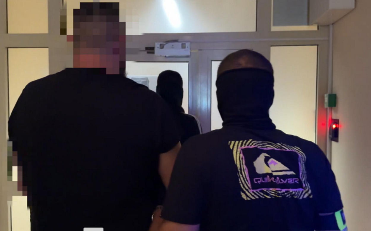 Uśmiechnięty lider gangu w rękach policji. 36-latek wpadł po latach