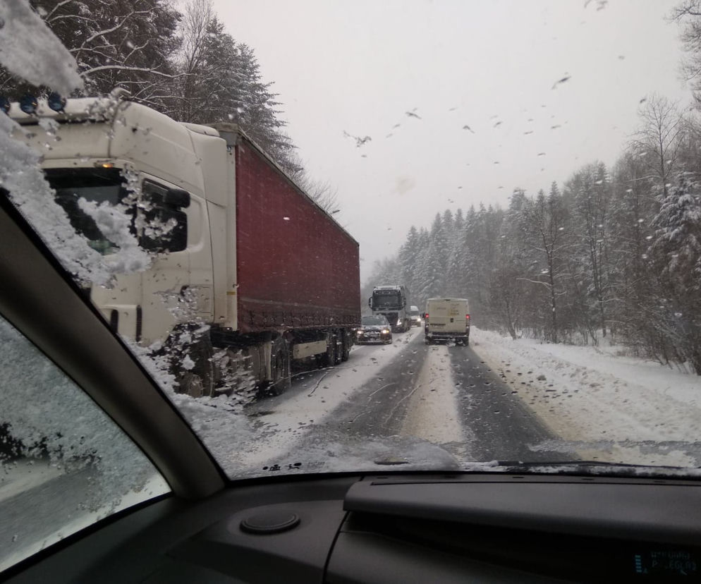 ALERT przed intensywnymi opadami śniegu.  Może być NIEBEZPIECZNIE szczególnie w TYCH powiatach Podkarpacia
