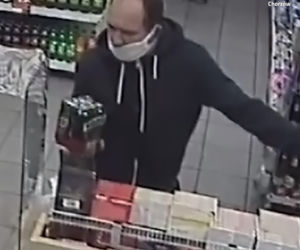 Chorzów. Niebezpieczny rabuś okradł stację benzynową. Szuka go policja [ZDJĘCIA]