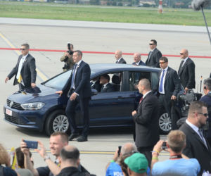 Papież Franciszek jeździ Volkswagenem Golfem