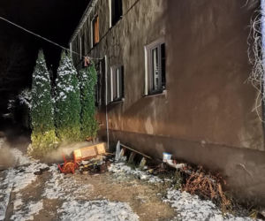 Tragiczny pożar w Krzysztoforowie. Nie żyje mężczyzna. 12. osób ewakuowano