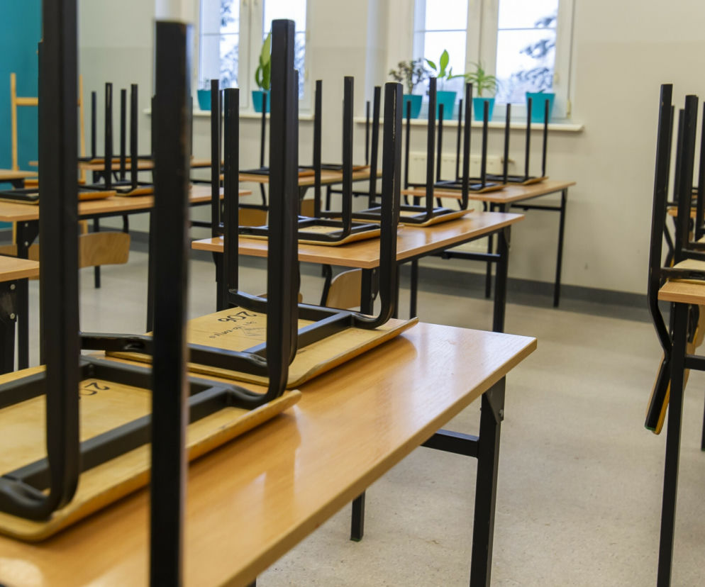 Nauka zdalna. Pusta sala lekcyjna