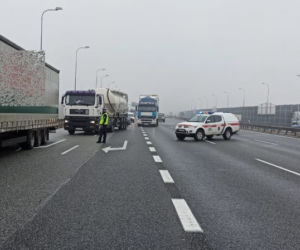 Karambol na autostradzie A4. Zderzyły się cztery samochody. Jeden stanął w płomieniach. Potężne utrudnienia