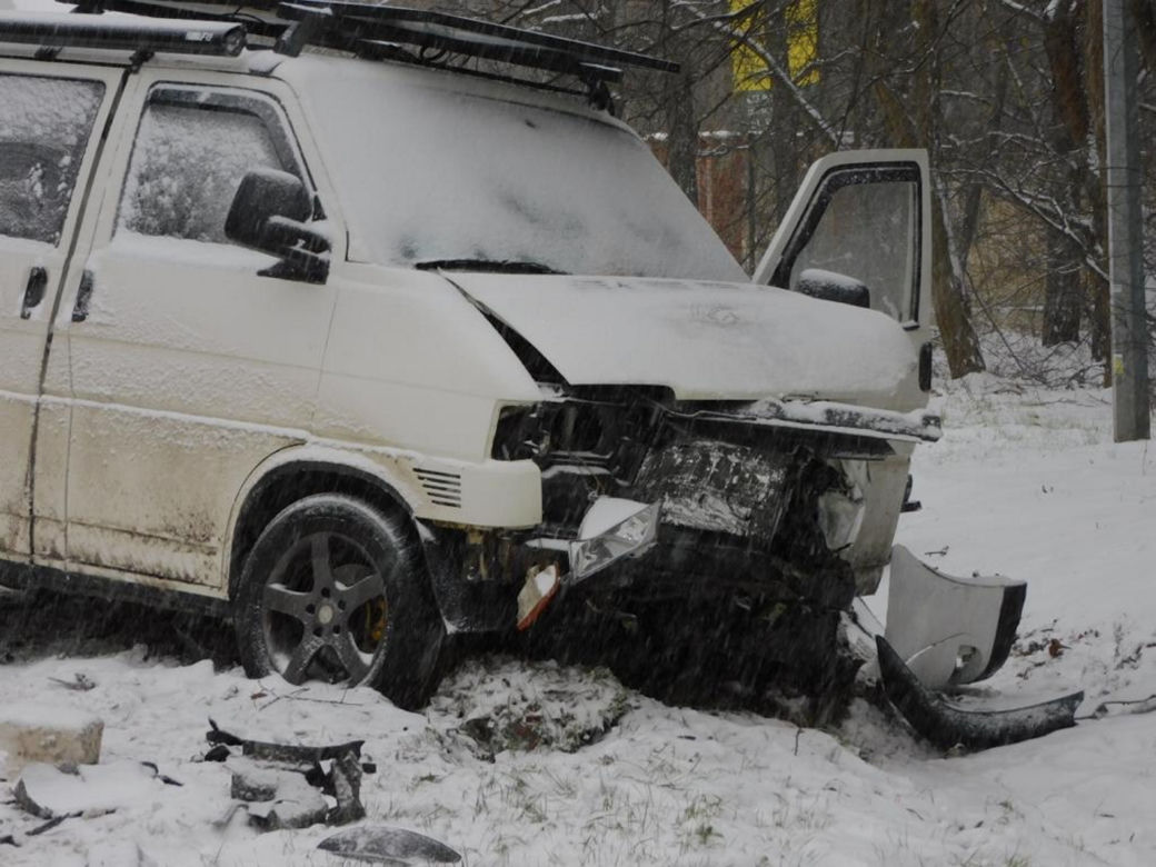 Roztrzaskana toyota, a w środku zakleszczeni pasażerowie! Zderzenie trzech samochodów w Józefowie