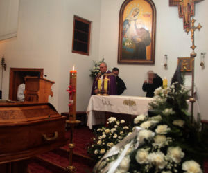 Tłumy wiernych żegnają zamordowanego ks. Adama