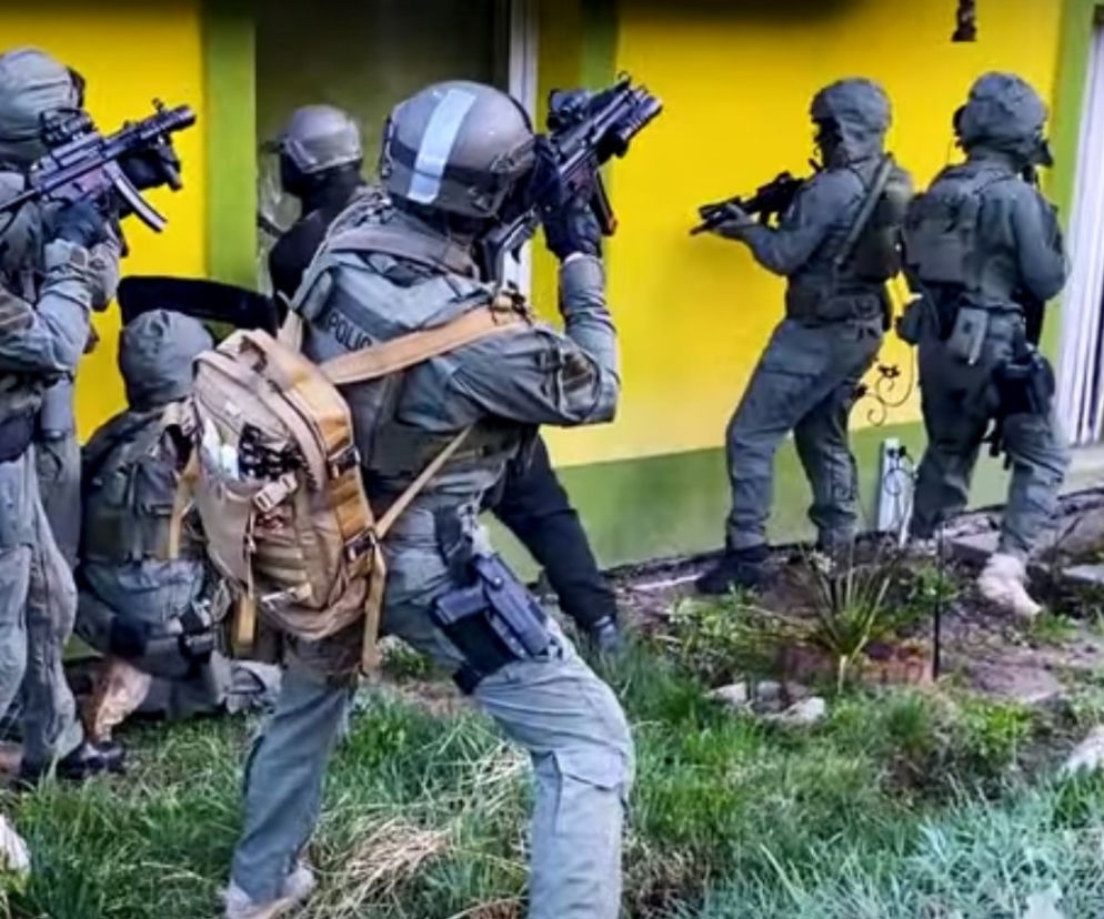 Szturm na dom podwójnego mordercy! Miał zabić ojca i 44-latkę pod Tczewem [WIDEO, ZDJĘCIA]