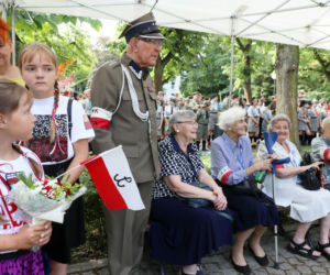 Powstańcy warszawscy podczas obchodów 77. rocznicy wybuchu Powstania Warszawskiego