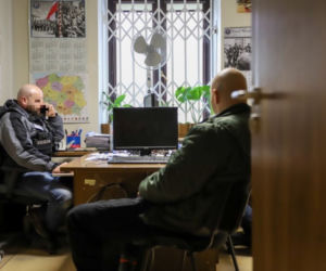 Noże, tasaki, miecze... ABW zatrzymała trzech mężczyzn za sianie nienawiści i znalazla niebezpieczne przedmioty