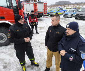 Ferie w Małopolsce: Strażacy pokazują, jak ratować życie na lodzie