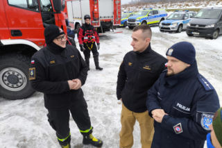 Ferie w Małopolsce: Strażacy pokazują, jak ratować życie na lodzie