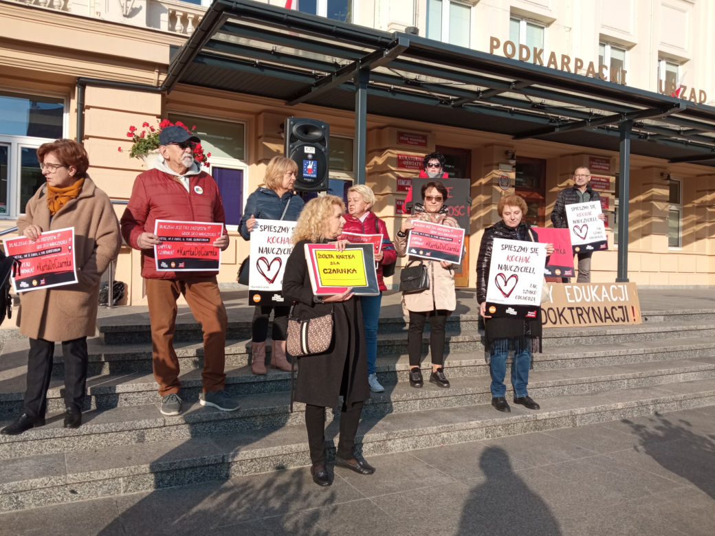 „Rząd przygotowuje sobie ciemnotę, którą łatwiej rządzić”. #Kartka do Czarnka w Rzeszowie. 