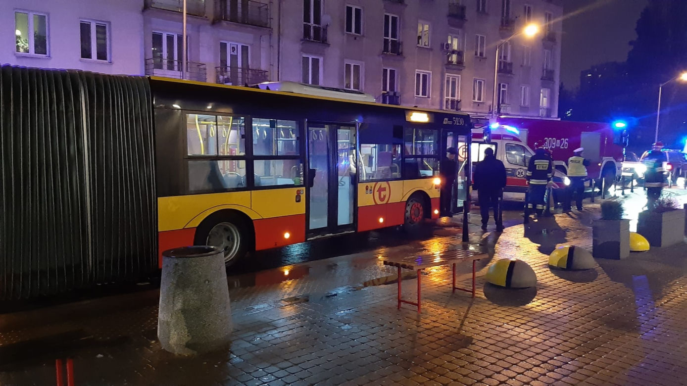 Wieczorny dramat na Mokotowie. Pieszy potrącony przez autobus
