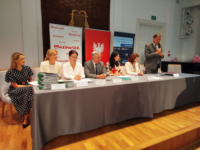 Dwie lokalne inwestycje z wysokim wsparciem unijnym. Umowy na budowę wiaduktu warszawskiego w Siedlcach i rozwój bioróżnorodności w Mrozach – już podpisane!