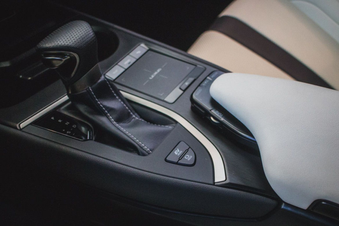 Lexus UX już w polskich salonach