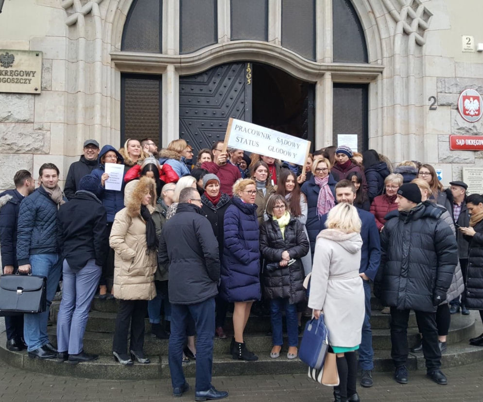Pracownicy sądów w Bydgoszczy stracili cierpliwość. Domagają się podwyżek! [AUDIO]