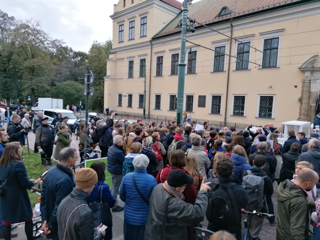 Protest przed krakowską kurią