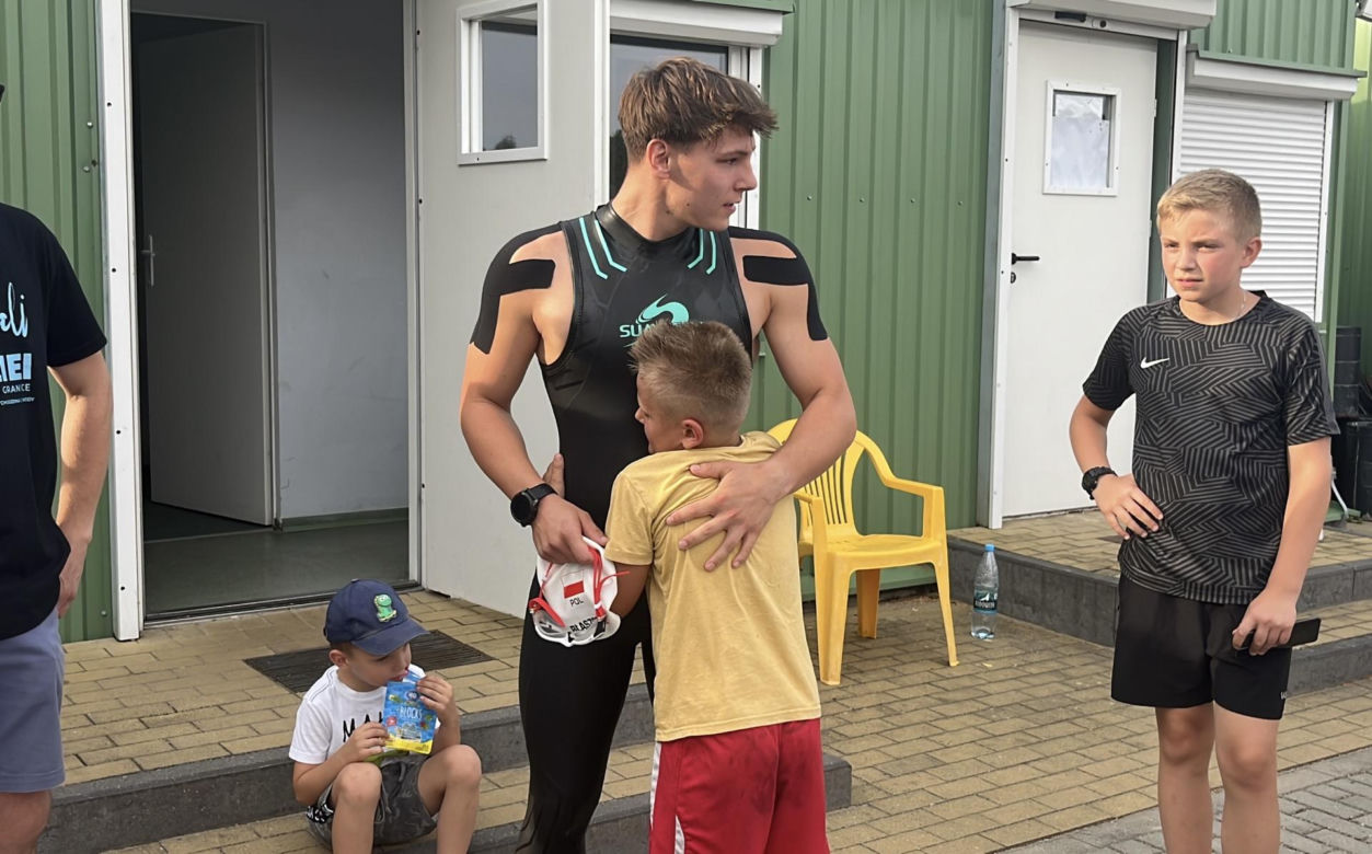 Damian płynie 100 km bez przerwy, aby pomóc Adasiowi!