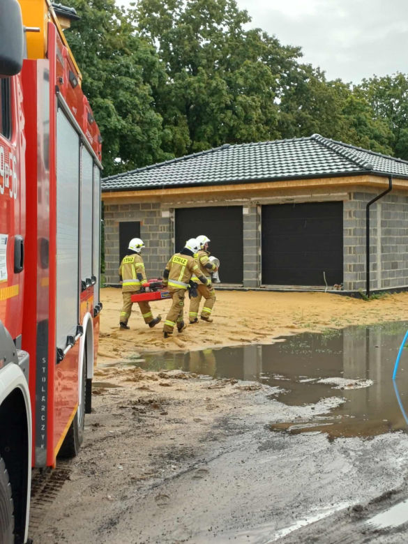 Zalane posesje, zerwany dach, przewrócony tir. Leszno i region po załamaniu pogody
