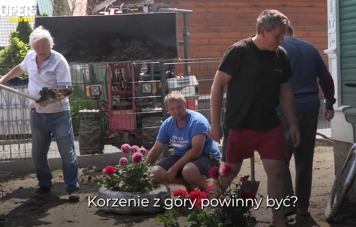 Rolnicy. Podlasie. Andrzej z Plutycz pokazał ODNOWIONE podwórko. Śliczny ogródek, wielkie zmiany. Goście będą zachwyceni