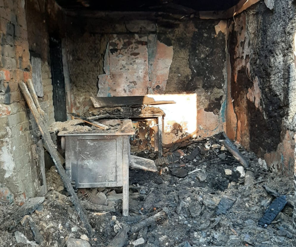Pustostan stanął w płomieniach! Groźny pożar w Jeziorach Wielkich [ZDJĘCIA] 