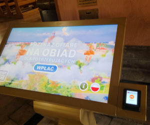 Kody QR na kościelnych ławkach. Nowość w bydgoskiej bazylice dzieli wiernych. „Bezczelność nie zna granic”