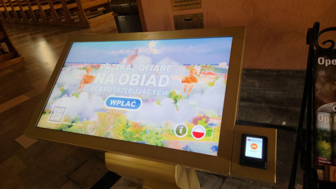 Kody QR na kościelnych ławkach. Nowość w bydgoskiej bazylice dzieli wiernych. „Bezczelność nie zna granic”