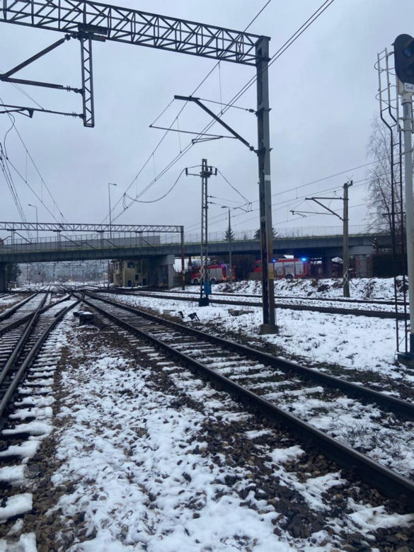 Dramat w pociągu PKP Intercity pod Kielcami. Do akcji w polu musieli wkroczyć strażacy