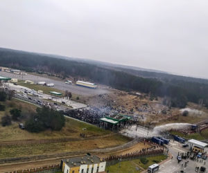 TRWA SZTURM na polską granicę. Migranci rzucają granatami hukowymi